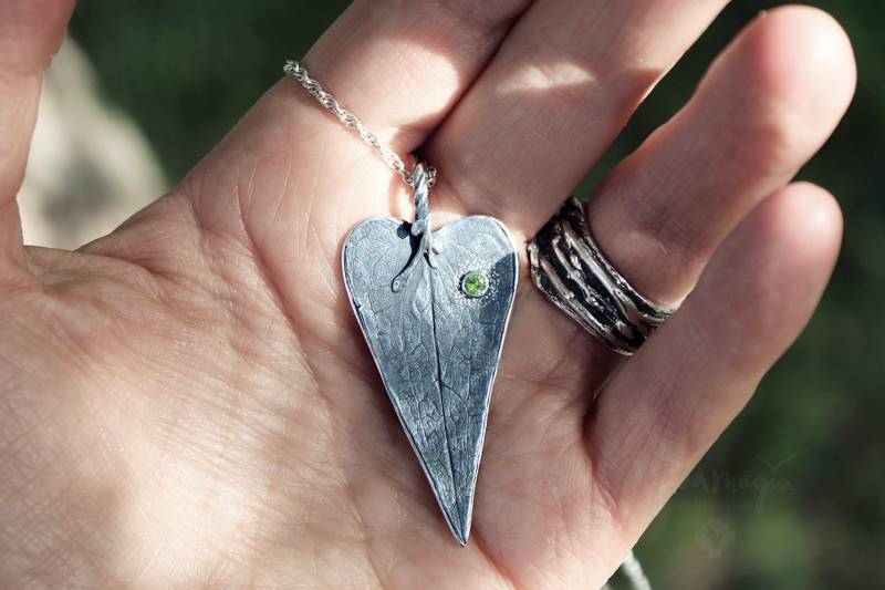 Efeu Blatt Anhänger Waldelfe in Silber Mit Peridot, Elfen Schmuck, Baum Anhänger, Amulett von GaiamagiaSpiritArt