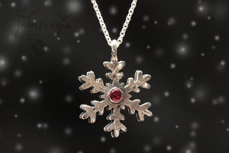 Eiskristall Anhänger Snegurotschka, Schneekristall Anhänger, Schneeflocken Kette in Silber Mit Granat | Rhodolith, Winter Schmuck von GaiamagiaSpiritArt