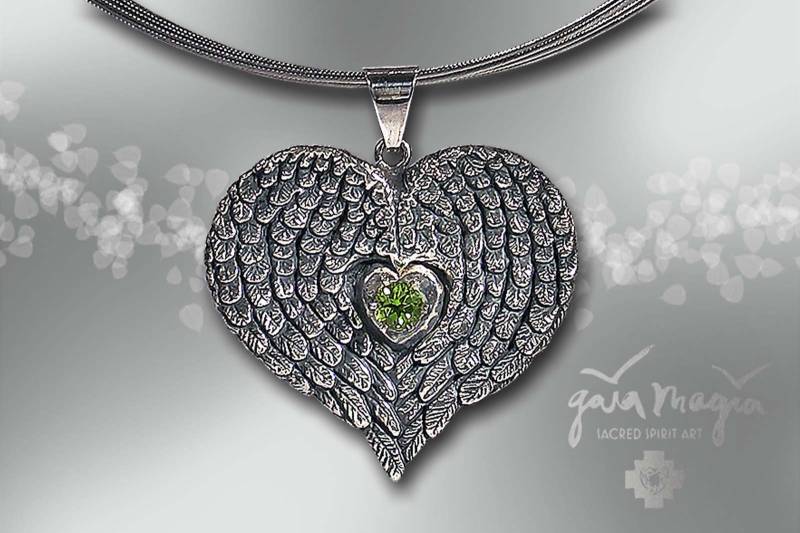 Engelsflügel Anhänger Herzensflügel, Engelflügel Herz Anhänger, Engel Schmuck in Silber Mit Peridot von GaiamagiaSpiritArt