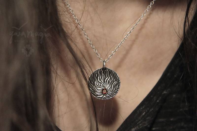 Flammen Anhänger Innere Flamme Mit Granat, Amulett in Silber, Göttinnen Spirit von GaiamagiaSpiritArt