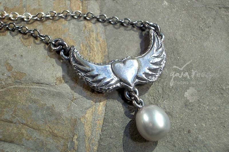 Herz Kette Herzkraft Engelsflügel Amulett Flügel Mit Flügeln in Silber Perle Göttinnen Herzform Geflügeltes von GaiamagiaSpiritArt