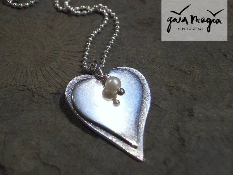 Herzkette Verbundenheit Mit Gravur, Herzanhänger in Silber Perle, Herz Amulett von GaiamagiaSpiritArt