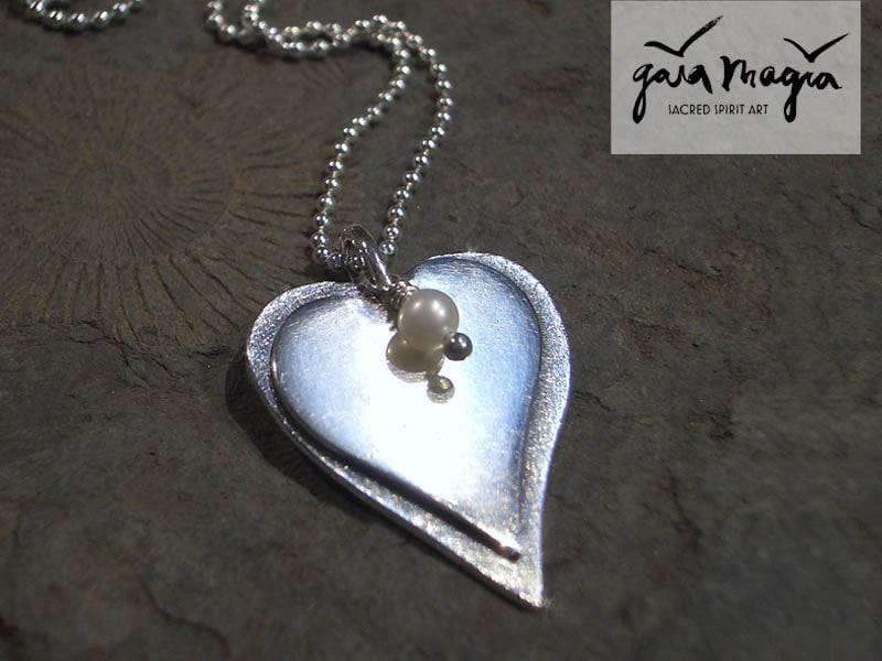 Herzkette Verbundenheit Mit Gravur, Herzanhänger in Silber Perle, Herz Amulett von GaiamagiaSpiritArt