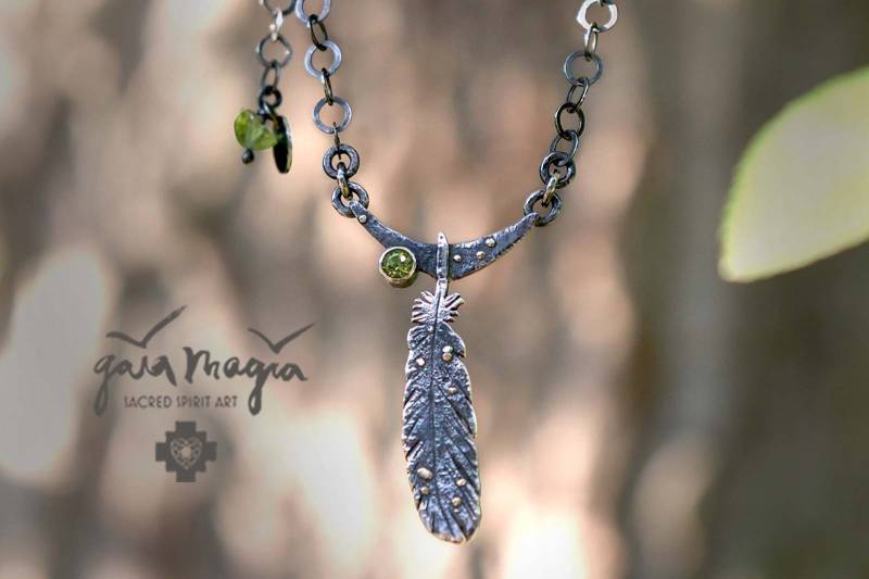 Kette Mit Feder Amulett Sternenstaub in Silber Goldenem Sternenstaub Und Moosgrünem Peridot | Unikat von GaiamagiaSpiritArt