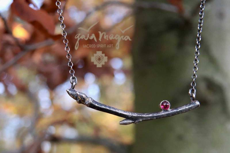 Lebensbaum Kette Walden Mit Granat, Ast Schmuck in Silber, Natur Schmuck, Baum Des Lebens Anhänger von GaiamagiaSpiritArt