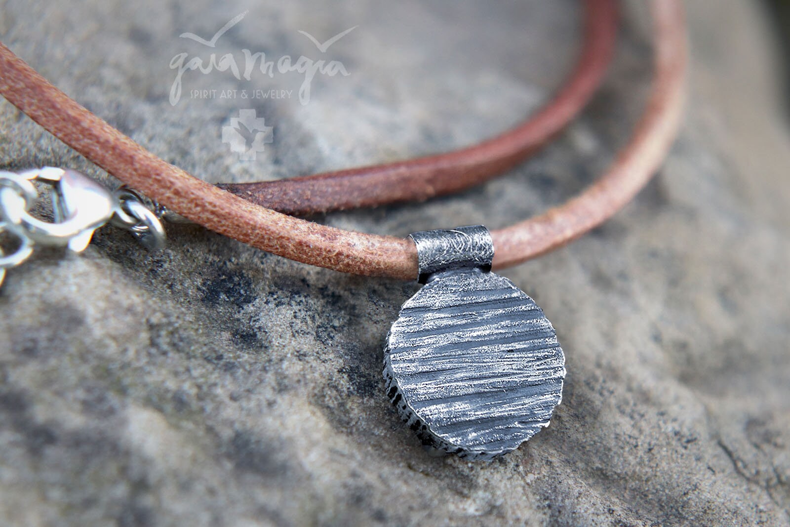 Männer Lederkette Struktur | Rund, Rustikaler Herren Silberanhänger Mit Struktur, Massivem Kettenanhänger Für von GaiamagiaSpiritArt