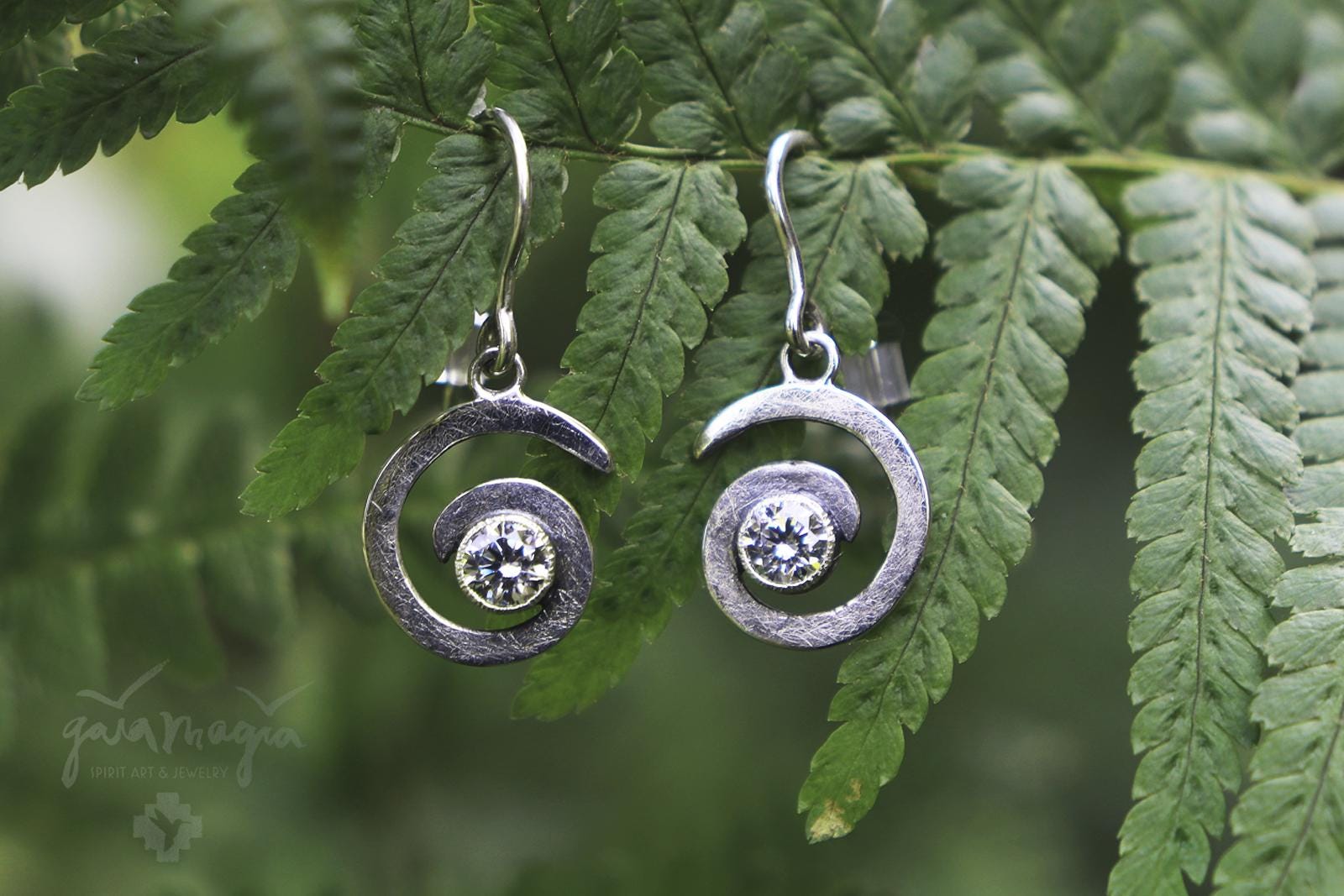 Ohrhänger Lebensspirale Handgefertigte Spiralförmige Ohrhooks Aus Recyceltem Silber Mit Zirkonia Natürlicher Ohrschmuck Symbolkraft von GaiamagiaSpiritArt