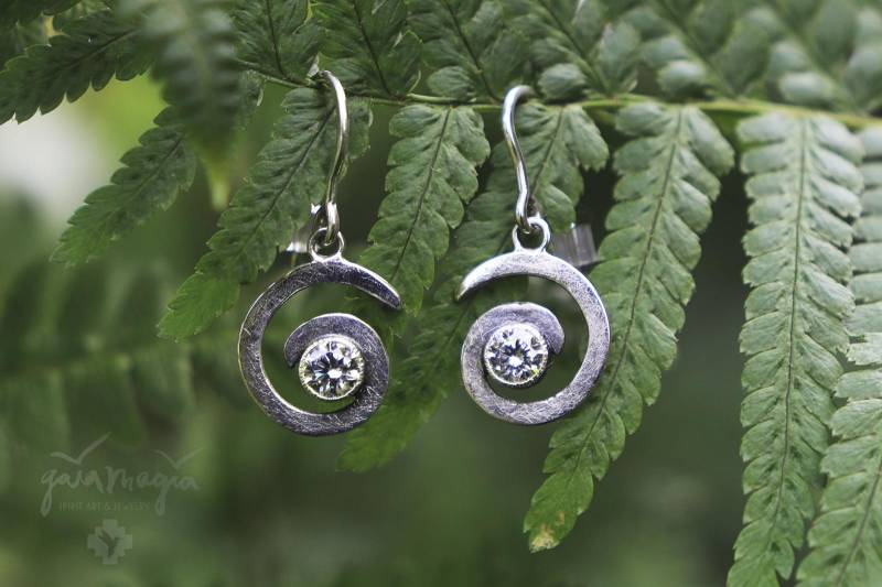 Ohrhänger Lebensspirale Handgefertigte Spiralförmige Ohrhooks Aus Recyceltem Silber Mit Zirkonia Natürlicher Ohrschmuck Symbolkraft von GaiamagiaSpiritArt