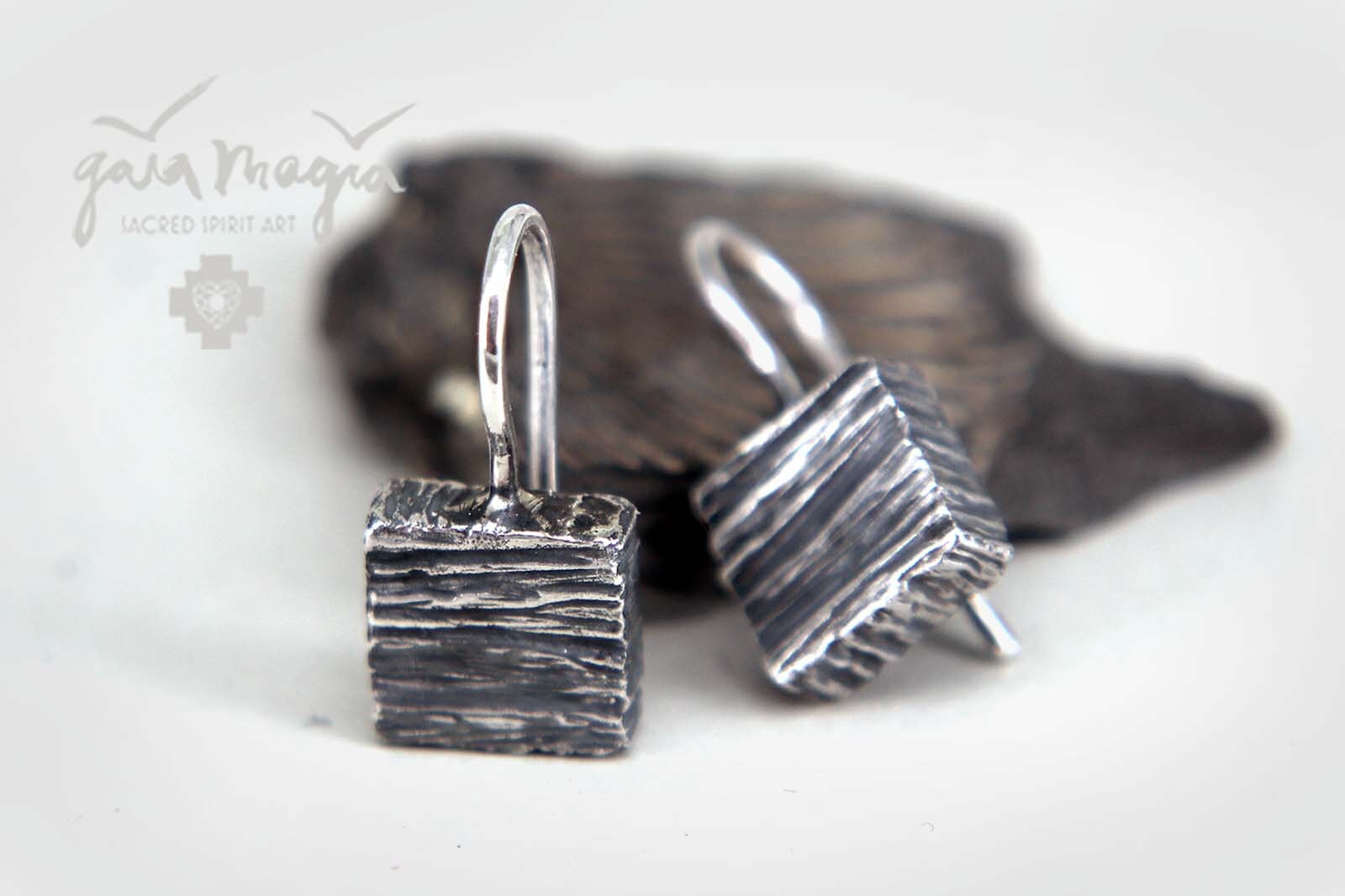 Ohrhänger Struktur Silber Eckig Mit Struktur Oberfläche Statement Ohrschmuck von GaiamagiaSpiritArt