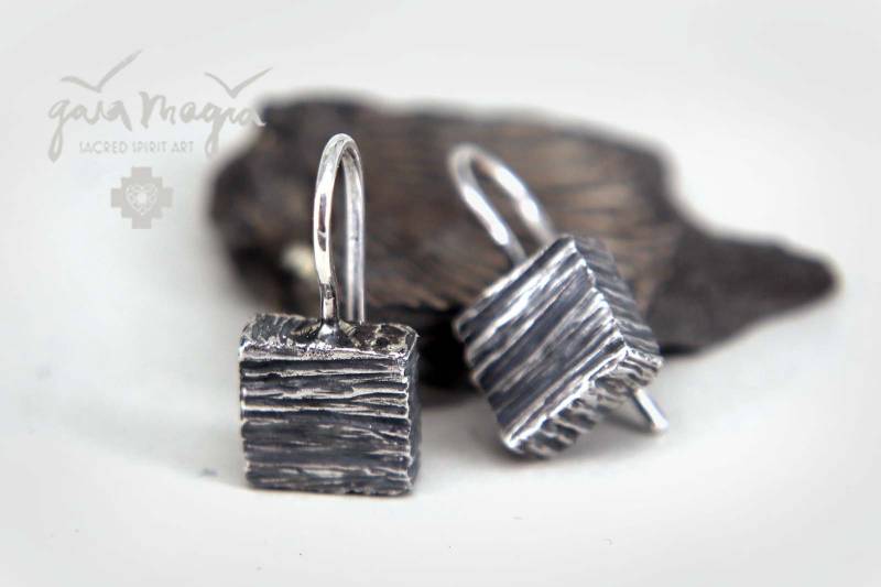 Ohrhänger Struktur Silber Eckig Mit Struktur Oberfläche Statement Ohrschmuck von GaiamagiaSpiritArt
