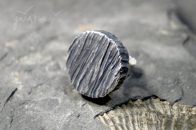 Ohrring Mann Struktur Ohrstecker Massiv Herren Rund in Silber Edel Holz Struktur Oberfläche von GaiamagiaSpiritArt