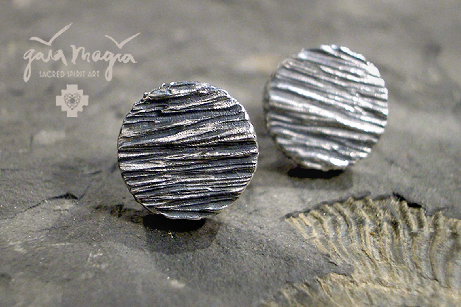 Ohrstecker Struktur | Rund in Silber Mit Struktur Oberfläche, Kraftvoll Und Elegant von GaiamagiaSpiritArt