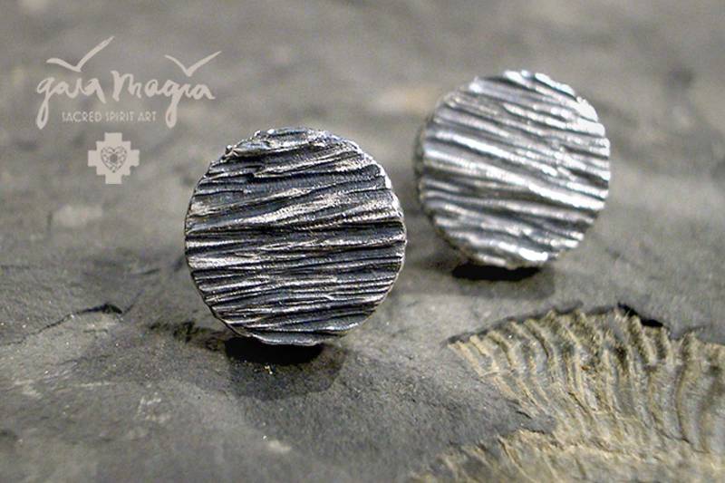 Ohrstecker Struktur | Rund in Silber Mit Struktur Oberfläche, Kraftvoll Und Elegant von GaiamagiaSpiritArt