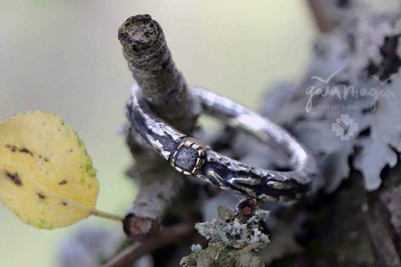 Rustikaler Verlobungsring Sequoia Mit Rohdiamant, Roségoldfassung, Mammutbaum Freundschaftsring, Trauringe, Baum Ring, Zweig Naturring von GaiamagiaSpiritArt
