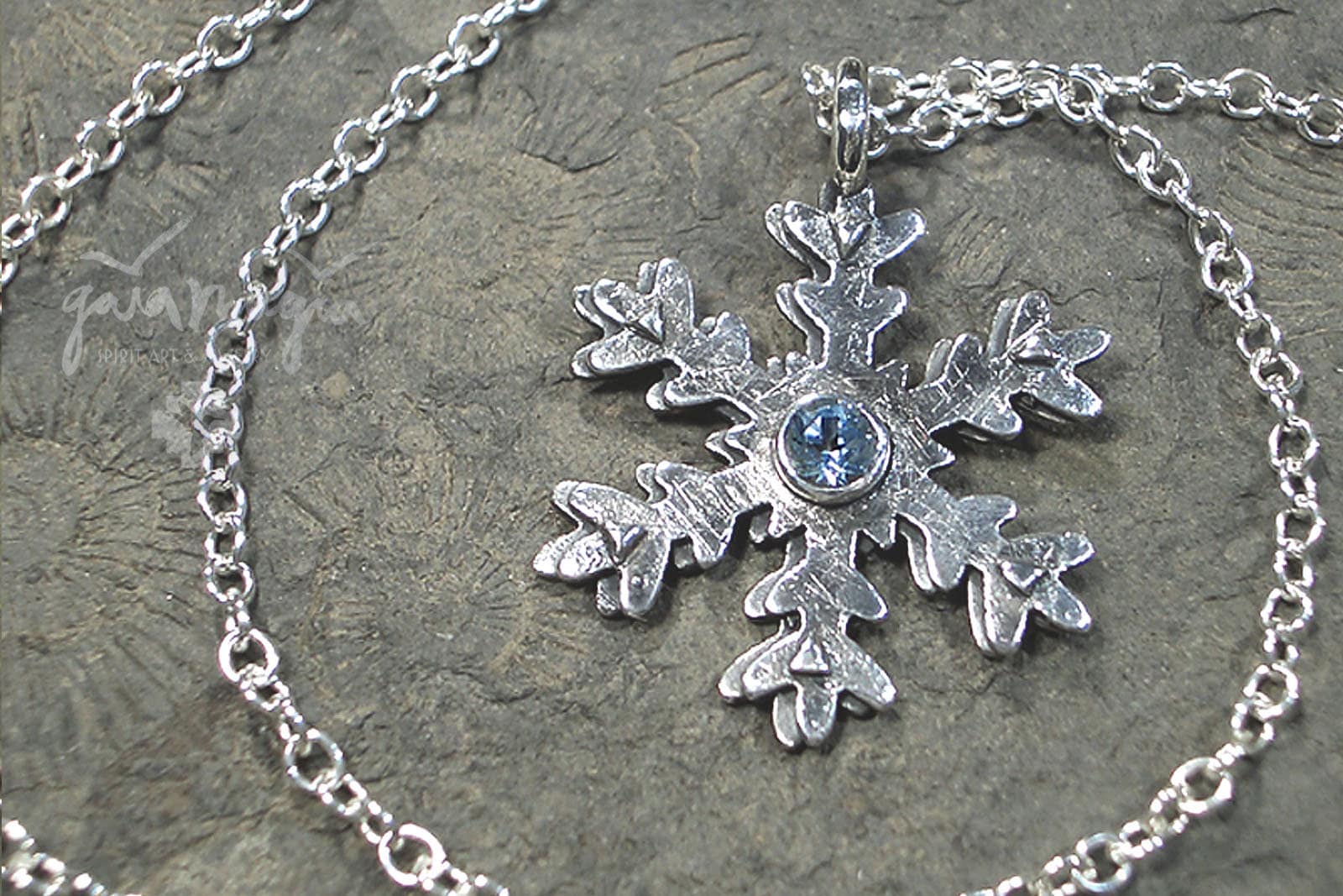 Schneeflocke Anhänger Eisprinzessin, Eiskristall Kette, Winter Schmuck in Silber Mit Blautopas von GaiamagiaSpiritArt