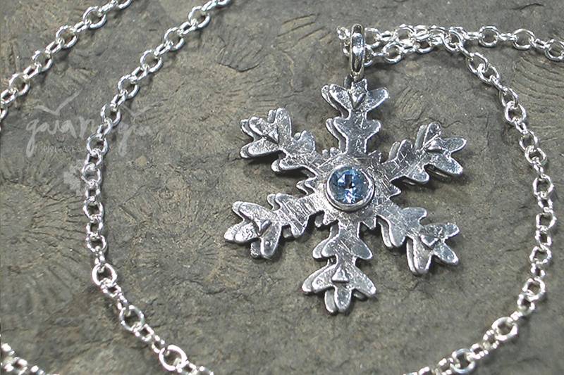 Schneeflocke Anhänger Eisprinzessin, Eiskristall Kette, Winter Schmuck in Silber Mit Blautopas von GaiamagiaSpiritArt