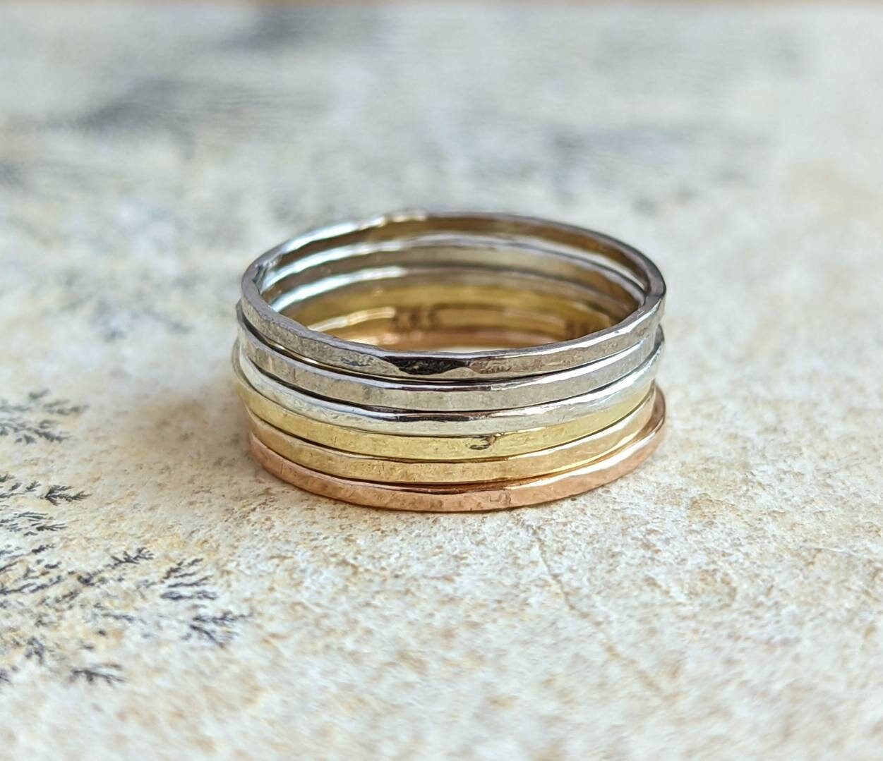 Edelmetall Regenbogen Stapelring Set - Stapelbare 1 Mm Ringe Zarte Stapelringe Gemischte Metall Gehämmertes Gold Platinring Edelmetall Regenbogen Stapelring Set - Stapelbare 1 Mm Ringe Zarte Stapelringe Gemischte Metall Gehämmertes Gold Platinring von GaiasCandy