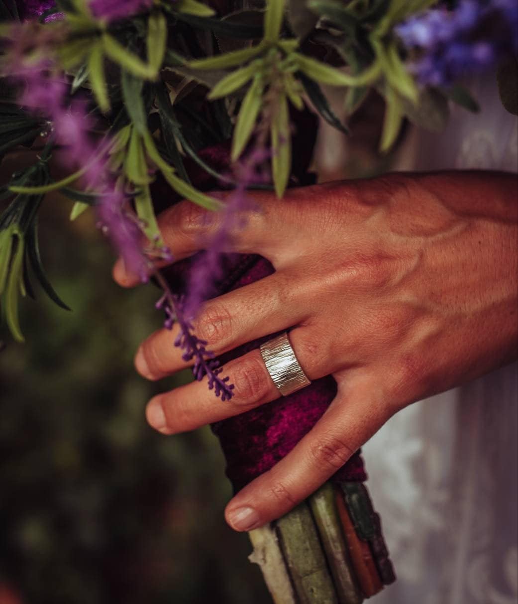 Extra Breiter Gehämmerter Sterling Silber Ring - Strukturierter Ehering Unisex Breites Band Chunky Distressed Gaia's Candy Extra Breiter Gehämmerter Sterling Silber Ring - Strukturierter Ehering Unisex Breites Band Chunky Distressed Gaia's Candy von GaiasCandy