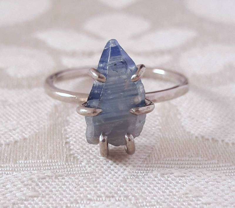 Natürlicher Roher Blauer Saphirkristall-Verlobungsring - Gelber Saphirring September Geburtssteinring Ungeschnittener Rohsteinring Frau Geschenk von GaiasCandy