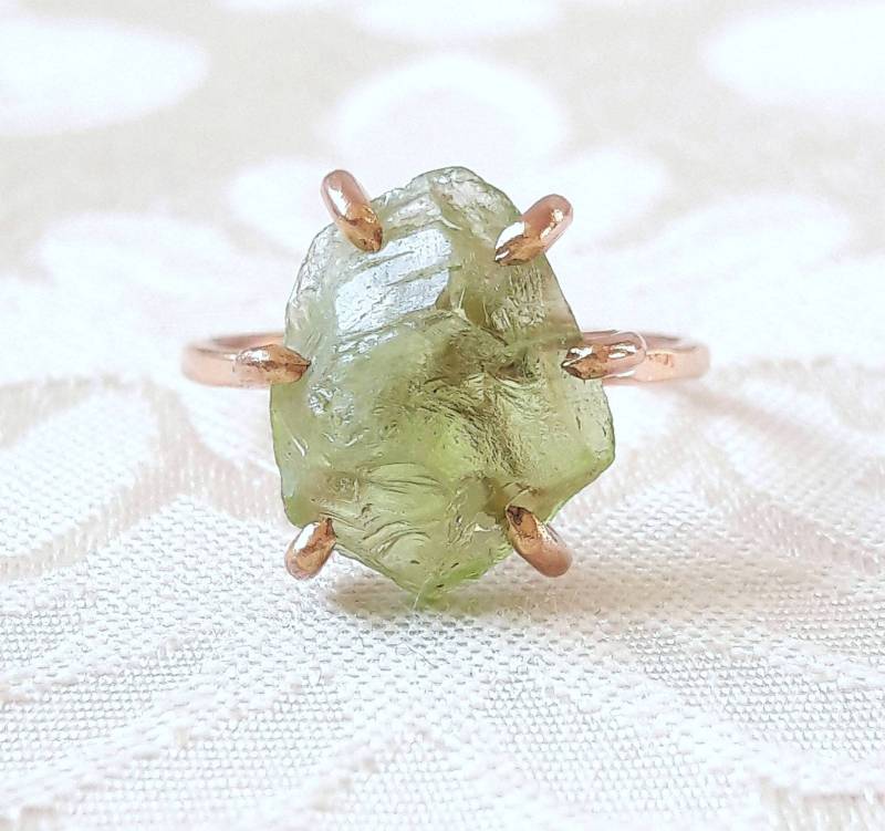 Roher Peridot Kristall Ring - August Geburtsstein Grüner Edelstein Schmuck Für Löwe Muttertagsgeschenk Rohkristalle Rohsteine von GaiasCandy