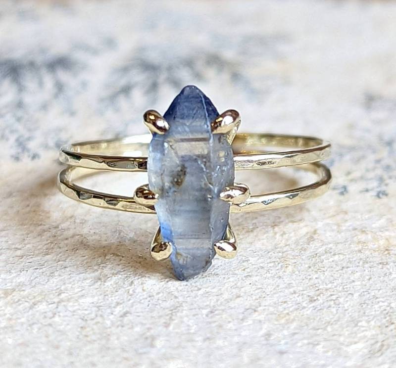 Zarte Raue Saphirkristall Doppel Band Verlobungsring - Massiv Gold Split Bandring Ungeschnittener Roher Kristall Ring von GaiasCandy