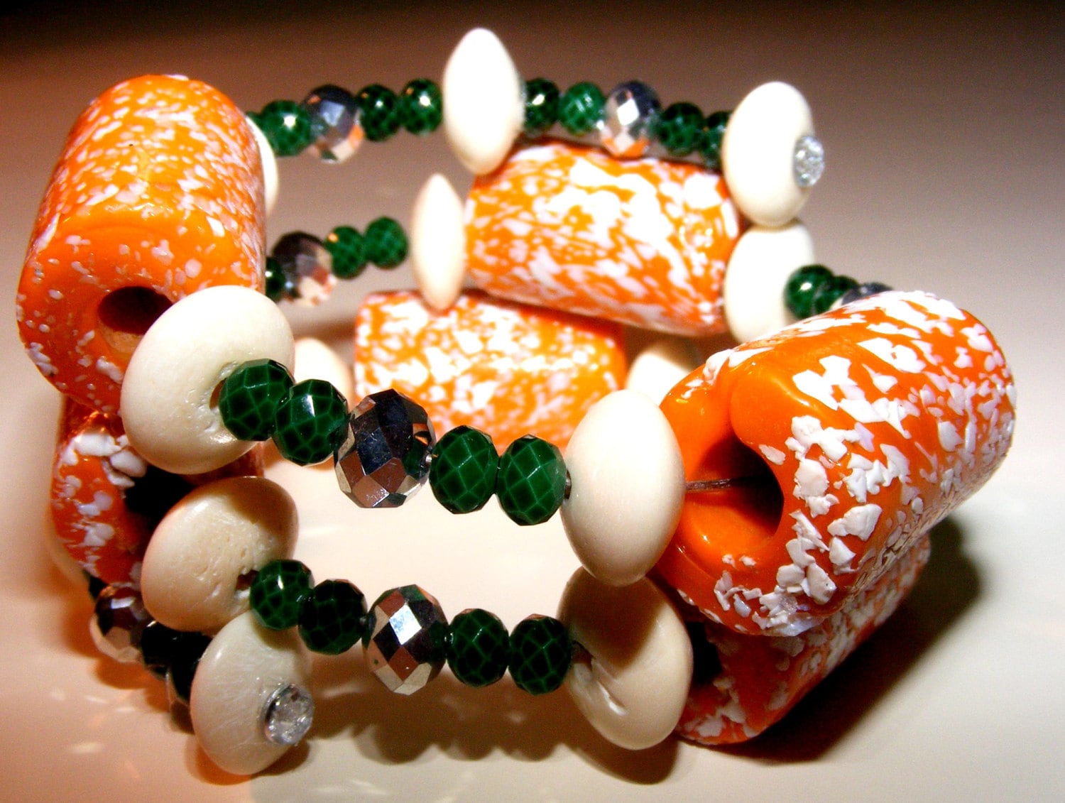 Grünes Kristallarmband Und Orange Stone Grünes Kristallarmband Und Orange Stone von GailMadeItDesigns