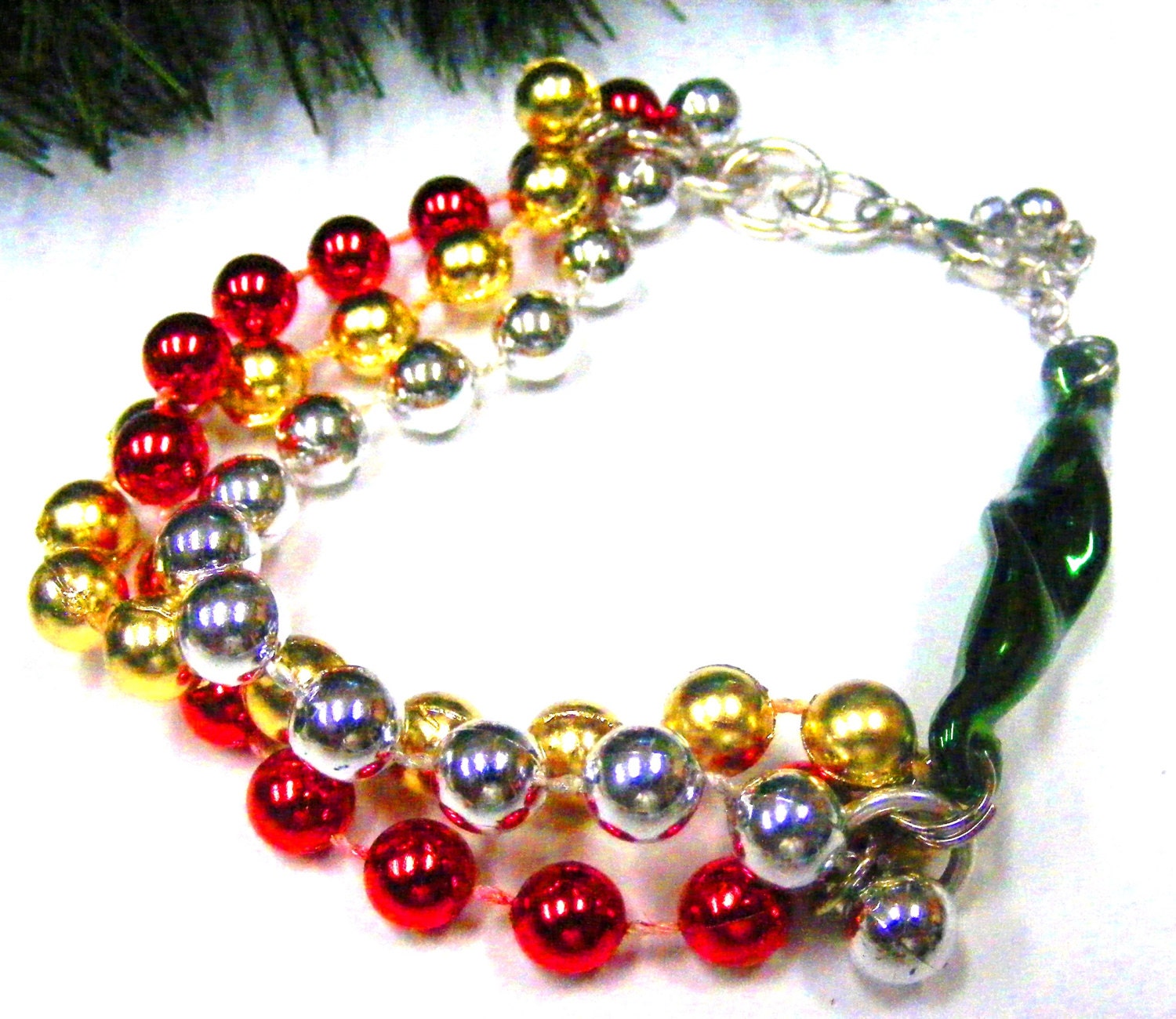 Weihnachts Armband. Drei Strang Metallic Weihnachtsfarben Weihnachts Armband. Drei Strang Metallic Weihnachtsfarben von GailMadeItDesigns