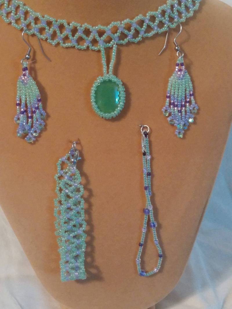 Handgemachte Perlenkette Chrysopras Mit Passendem Armreif Und Ohrringe Handgeschnitzten Stein von GailsDesignerJewelry