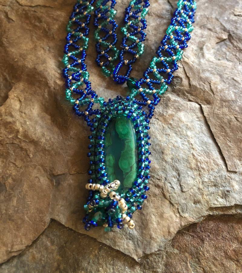 Handgemachte Perlenkette Malachit in Der Blume Mit Lace Weave Perlenkette von GailsDesignerJewelry