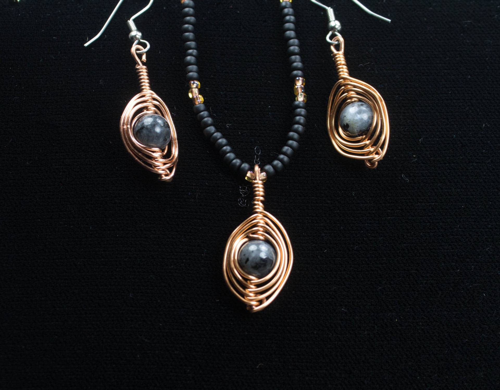 Labradorit Bead Eingefasst in Kupferdraht Fischgrätmuster Tropfen Ohrringe Und Halskette Im Set Labradorit Bead Eingefasst in Kupferdraht Fischgrätmuster Tropfen Ohrringe Und Halskette Im Set von GailsDesignerJewelry