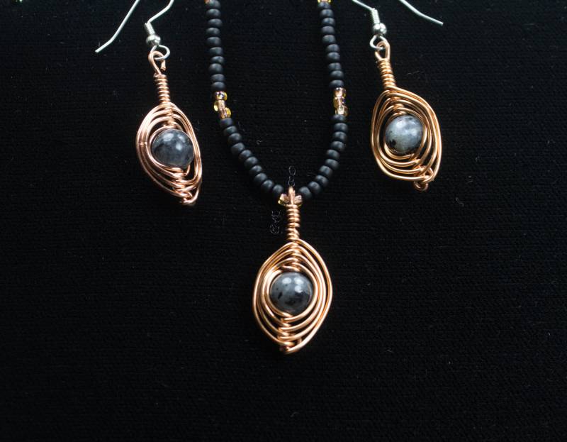 Labradorit Bead Eingefasst in Kupferdraht Fischgrätmuster Tropfen Ohrringe Und Halskette Im Set von GailsDesignerJewelry