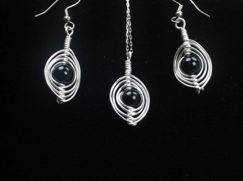 Schwarze Onyx Perle Eingewickelt in Silber Fischgrät Gewebte Ohrringe Und Halskette von GailsDesignerJewelry