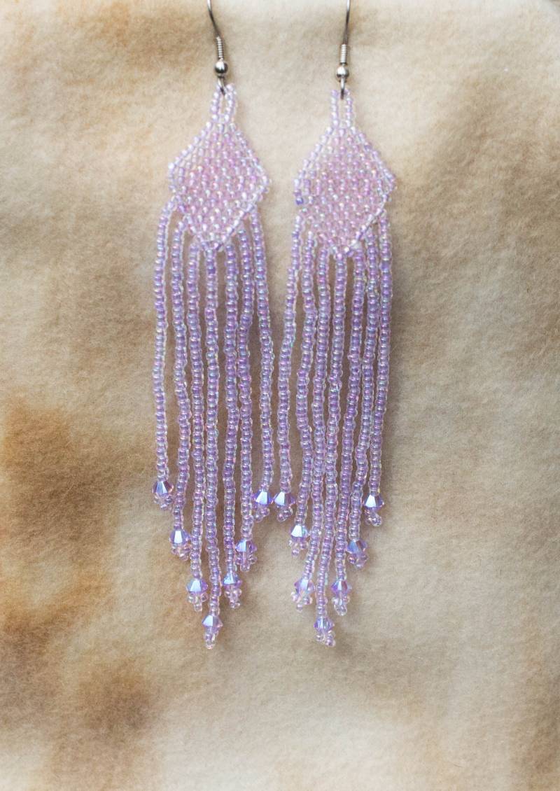 Transparente Irisierende Handgemachte Perlenbesetzte Kronleuchter-Ohrringe von GailsDesignerJewelry