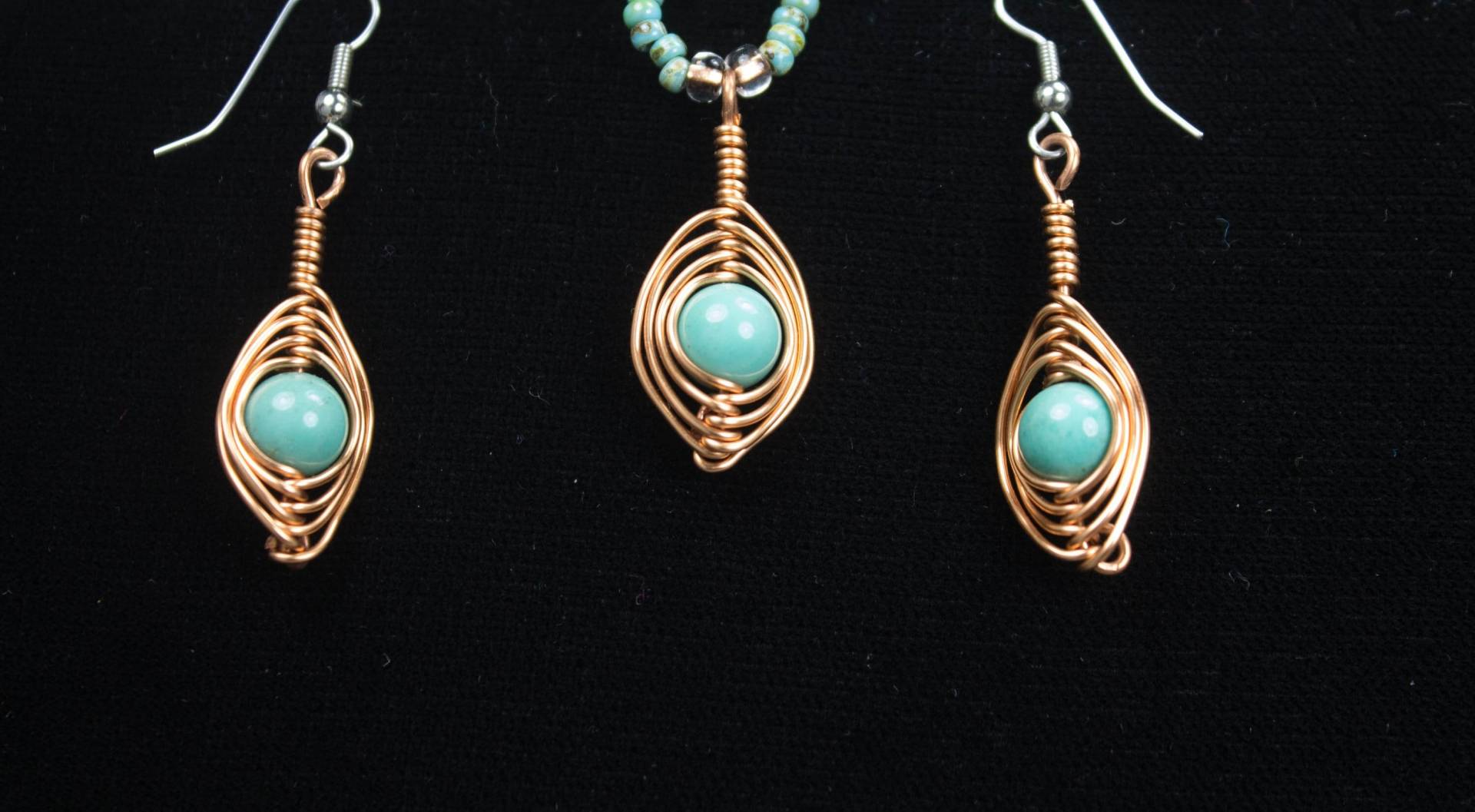 Variscit Perle Eingefasst in Kupferdraht Fischgrätmuster Tropfen Ohrringe Und Halskette Im Set Variscit Perle Eingefasst in Kupferdraht Fischgrätmuster Tropfen Ohrringe Und Halskette Im Set von GailsDesignerJewelry