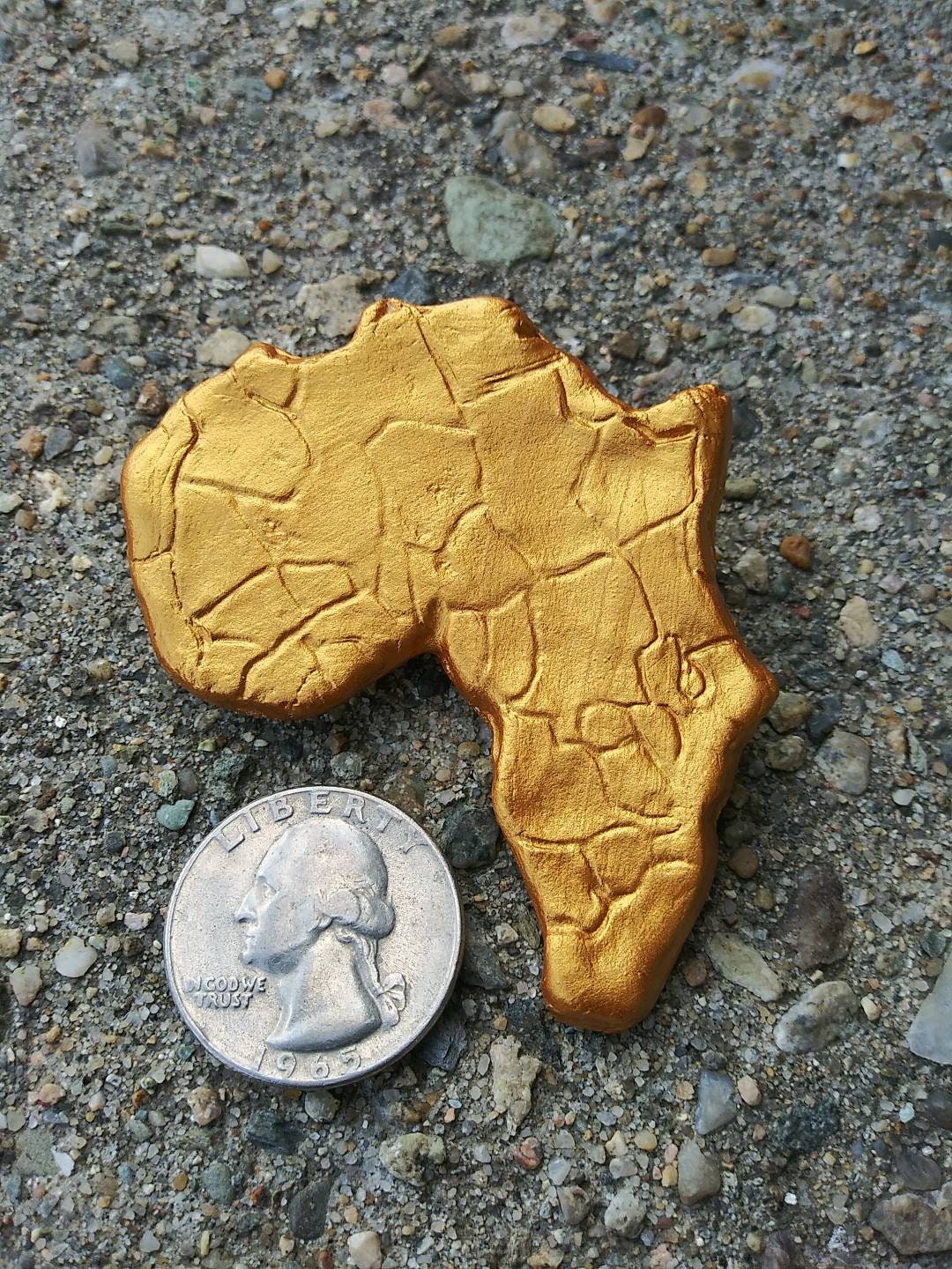Gold Afrika Brosche Paper Clay Kontinent Anstecknadel Gold Afrika Brosche Paper Clay Kontinent Anstecknadel von GailsHomemadeSoaps