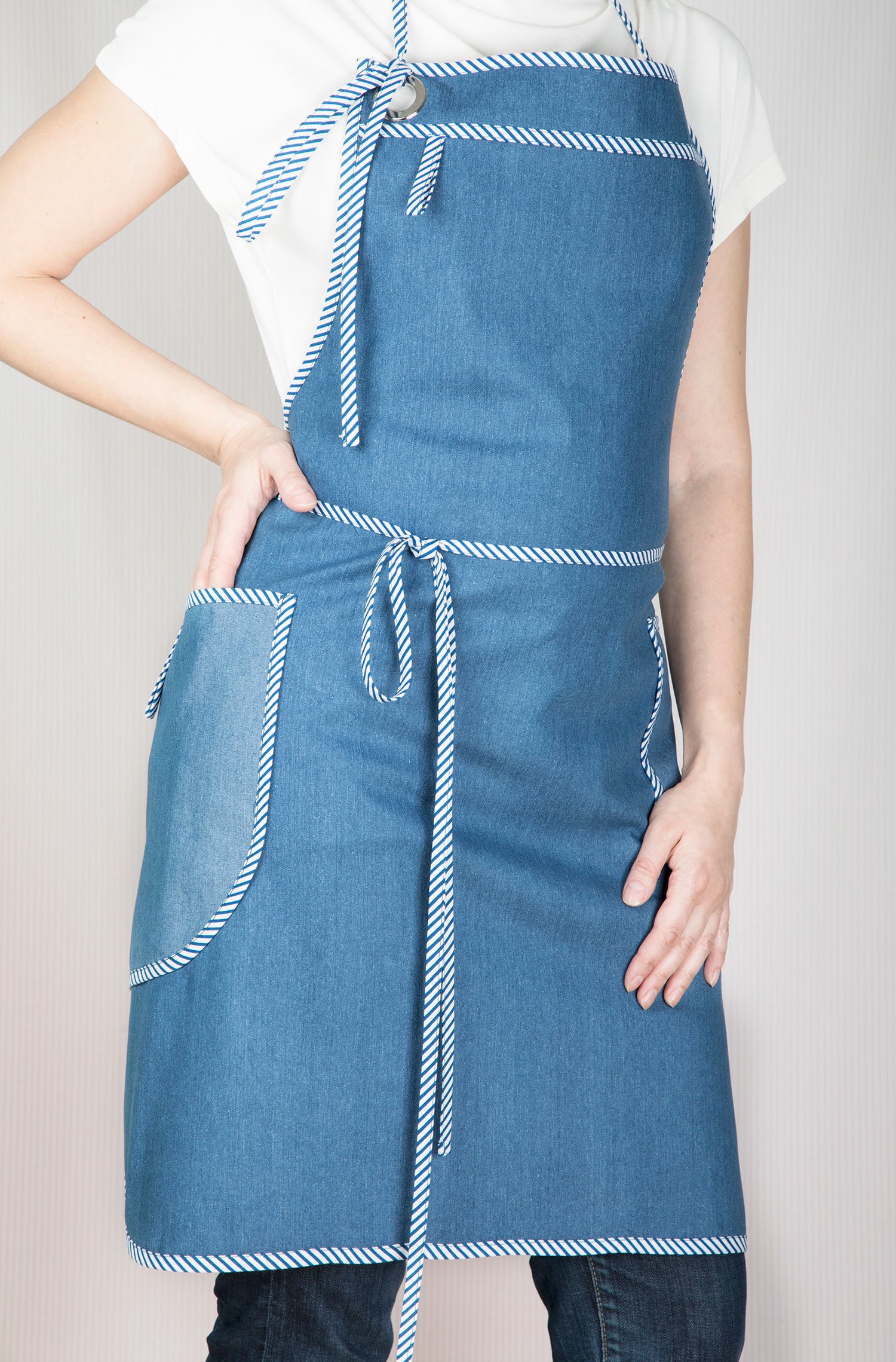 Süße Küchenschürze Für Frau Aus Weichem Jeans. Handgefertigt Mit Liebe. Könnte Ein Schönes Geschenk Deine Geliebte Sein. Als Verpackt Süße Küchenschürze Für Frau Aus Weichem Jeans. Handgefertigt Mit Liebe. Könnte Ein Schönes Geschenk Deine Geliebte Sein. Als Verpackt von GalaHome