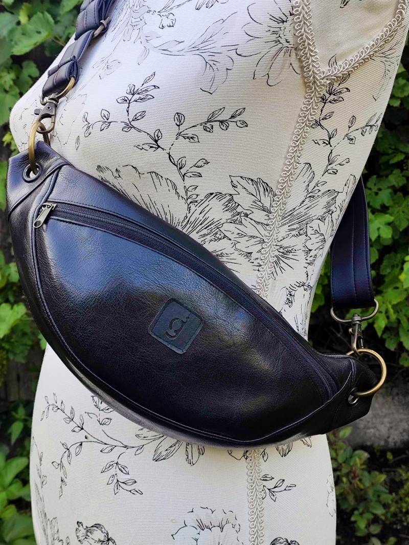 Handgefertigte Bauchtasche Aus Schwarzem Leder von GalaJana
