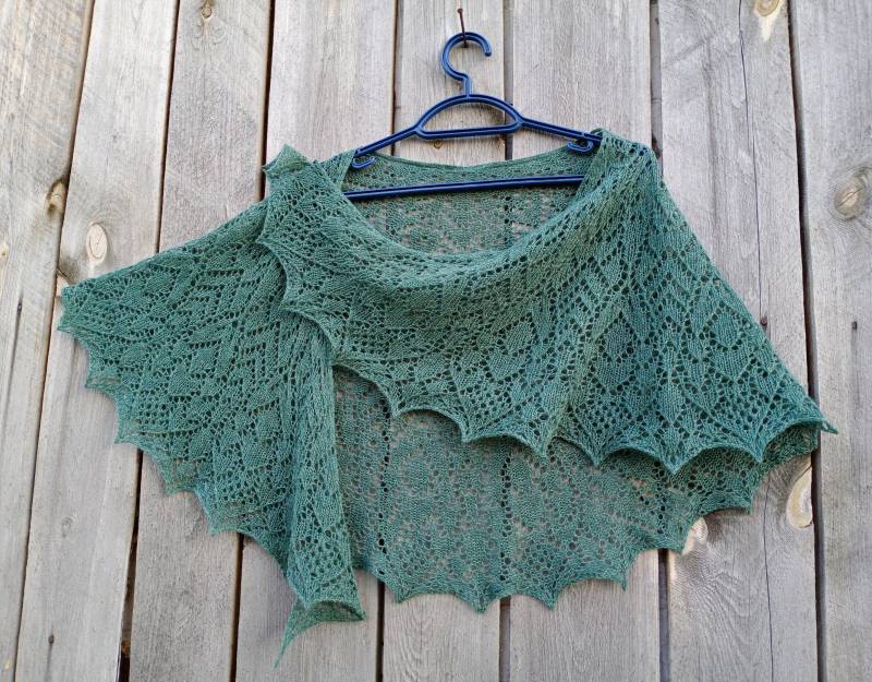 Zarter Wollspitzenschal, Yandmade-Gestrickter Spitzenumhang, Halbmondförmiger | Oder Sichelförmiger Wickel, Schal in Aquamarin | Seladon-Farbe von GalaShawls