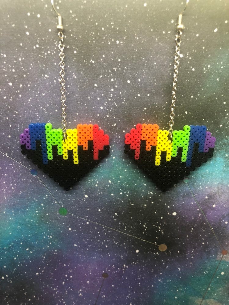 Gothic Regenbogen Tropfen Herz Ohrringe Gothic Regenbogen Tropfen Herz Ohrringe von GalacticBunz