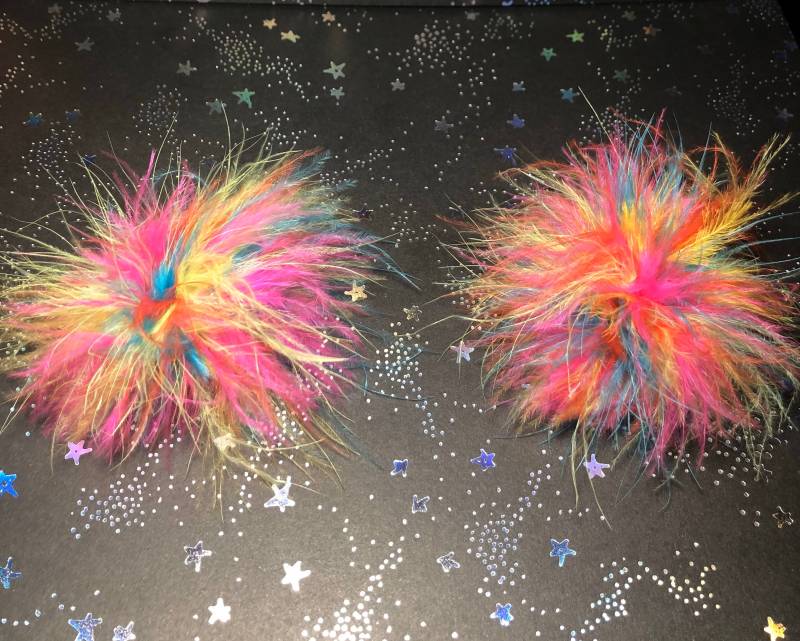 Regenbogen Fuzzy Marabou Pom Haarspangen von GalacticBunz