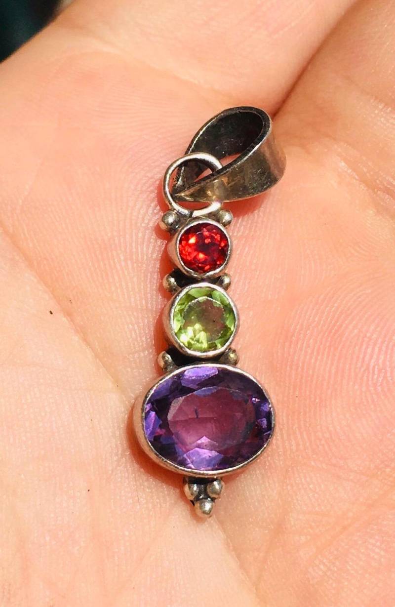 Amethyst, Peridot Und Granat Dreifaltigkeits-Anhänger | Facettiert in Silber Amethyst, Peridot Und Granat Dreifaltigkeits-Anhänger | Facettiert in Silber von GalacticDivineLotus