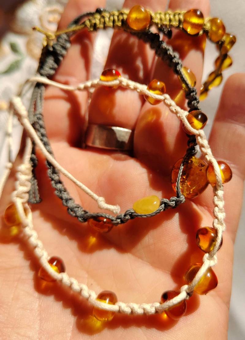 Geknüpftes Armband Mit Bernsteinperlen - Einstellbare Größe von GalacticDivineLotus