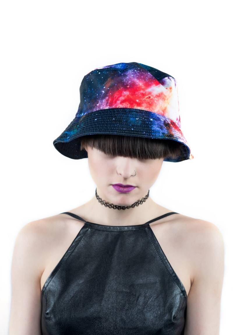 Galaxy Anglerhut Sommer 90Er Fashion - Dark Matter von GalacticGalaxyGear