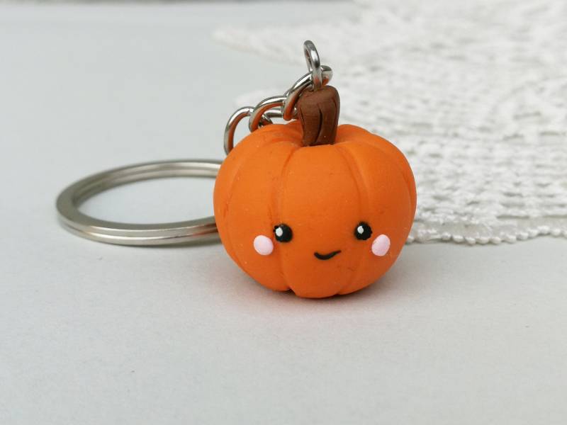 Kawaii Kürbis Schlüsselanhänger, Süßer Herbst Halloween Oder Thanksgiving Geschenk, Accessoire Aus Polymer Clay von GalateaKawaiiJewelry
