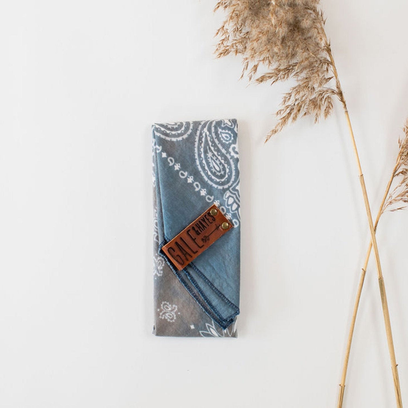 Bandana Mit Lederschlaufe | Individualisierbar Distressed Blue Bandana Mit Lederschlaufe | Individualisierbar Distressed Blue von GaleandHayesLeather