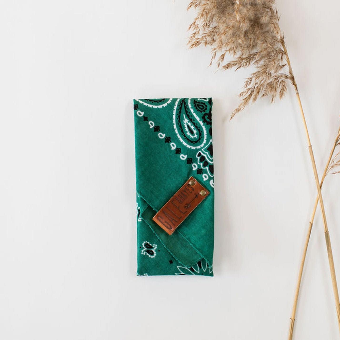 Bandana Mit Lederschlaufe | Individualisierbar Dunkelgrün Bandana Mit Lederschlaufe | Individualisierbar Dunkelgrün von GaleandHayesLeather