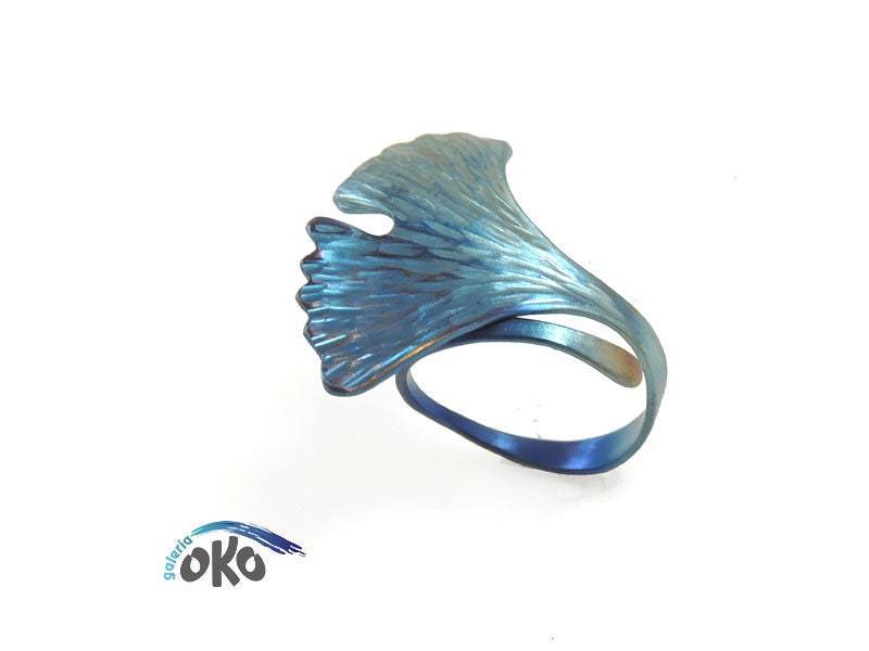Ginkgo Blatt Mit Einem Titan Ginkgo Blatt Mit Einem Titan von GaleriaOKO