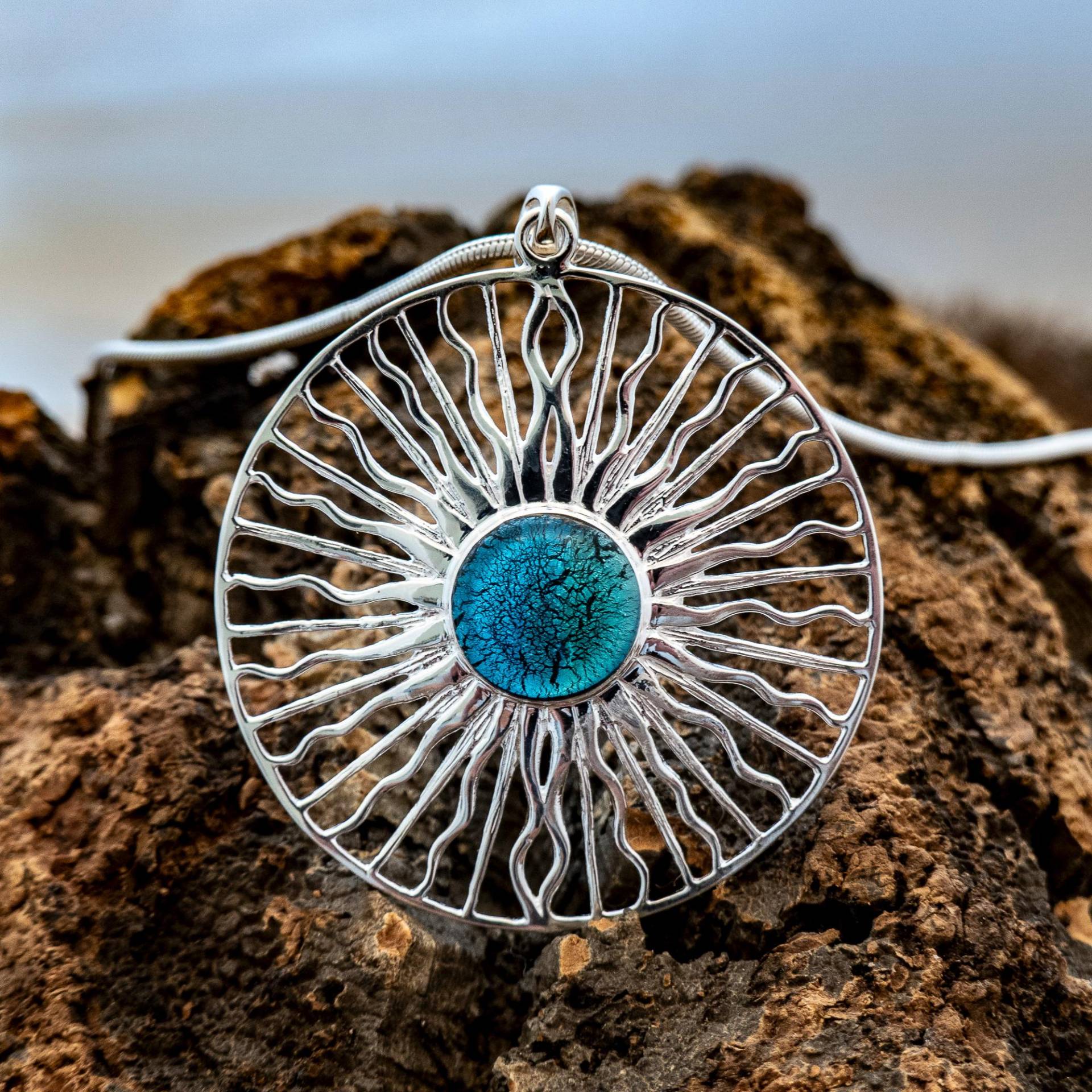 925 Sterlingsilber Halskette Mit Muranoglas Kettenanänger Sonnenmotiv Amulett Türkis Handgearbeiteter Statementschmuck Geschenk Für Freundin 925 Sterlingsilber Halskette Mit Muranoglas Kettenanänger Sonnenmotiv Amulett Türkis Handgearbeiteter Statementschmuck Geschenk Für Freundin von GalerieGlaswerk