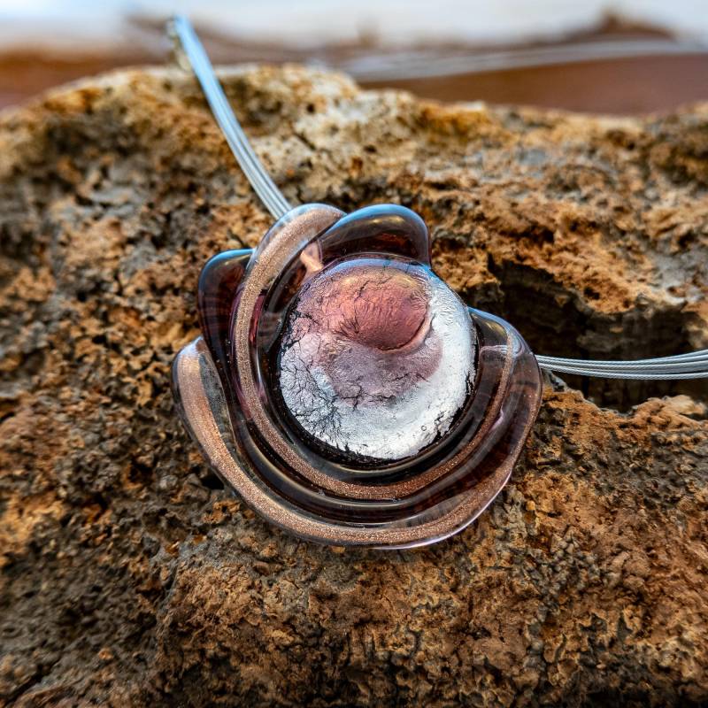 Floraler Muranoglas Anhänger, Rose-Silber. Handgefertigter Halsschmuck An 5 Reihiger Edelstahlkette Mit Karabinerverschluss, Verlängerbar von GalerieGlaswerk
