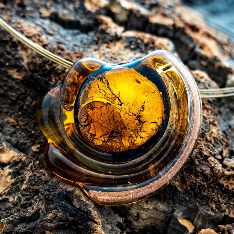 Floraler Muranoglas Anhänger, Cognac-Gold. Handgefertigter Halsschmuck An 5 Reihiger Edelstahlkette Mit Karabinerverschluss, Verlängerbar Floraler Muranoglas Anhänger, Cognac-Gold. Handgefertigter Halsschmuck An 5 Reihiger Edelstahlkette Mit Karabinerverschluss, Verlängerbar von GalerieGlaswerk